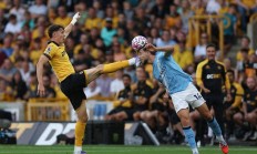 开云体育登录-包含狼队客场逆转，新援发威助球队登顶的词条