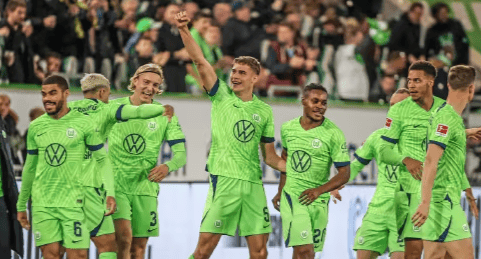 包含沃尔夫斯堡在客场取得胜利，实现逆袭的词条