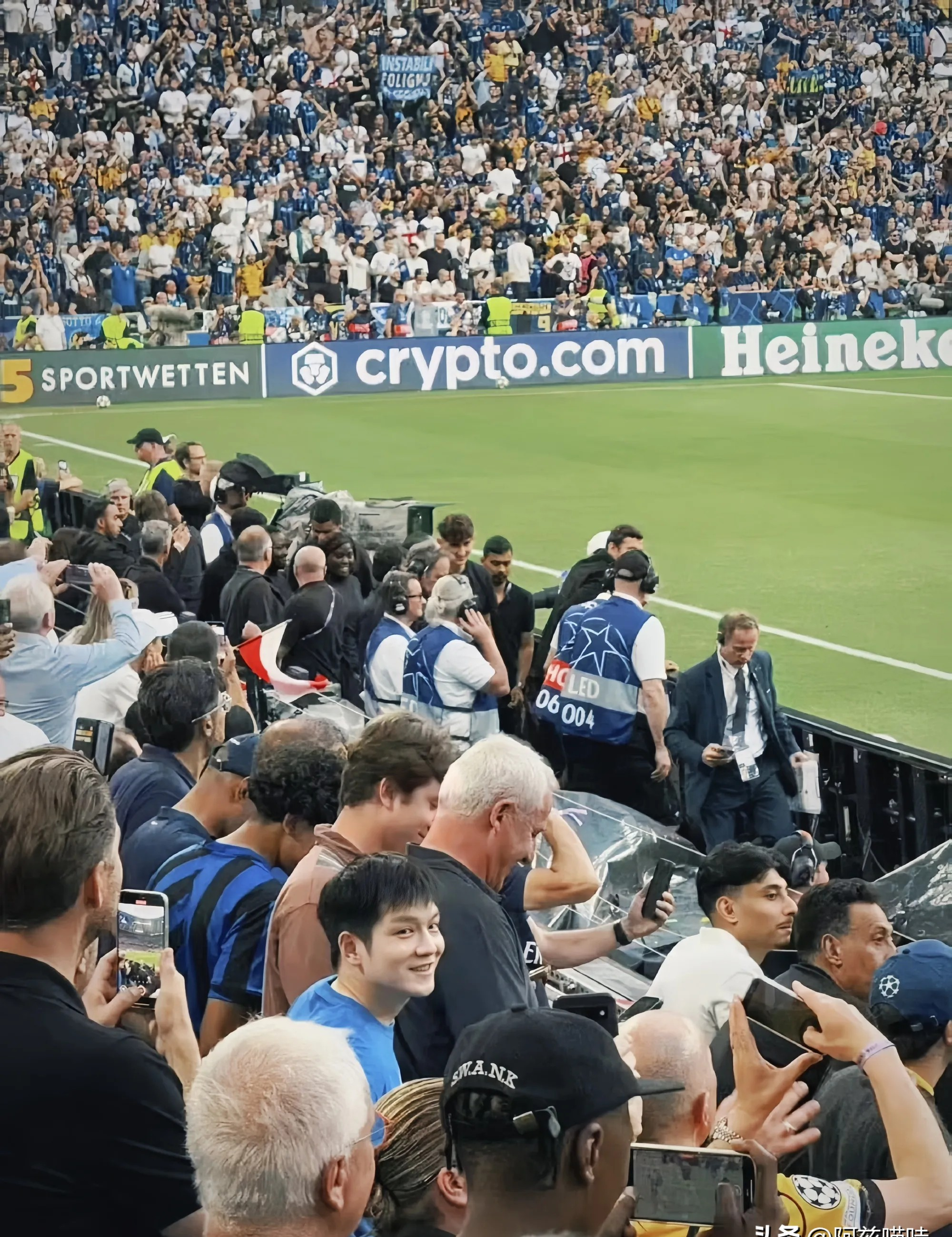 包含沃尔夫斯堡在客场取得胜利，实现逆袭的词条