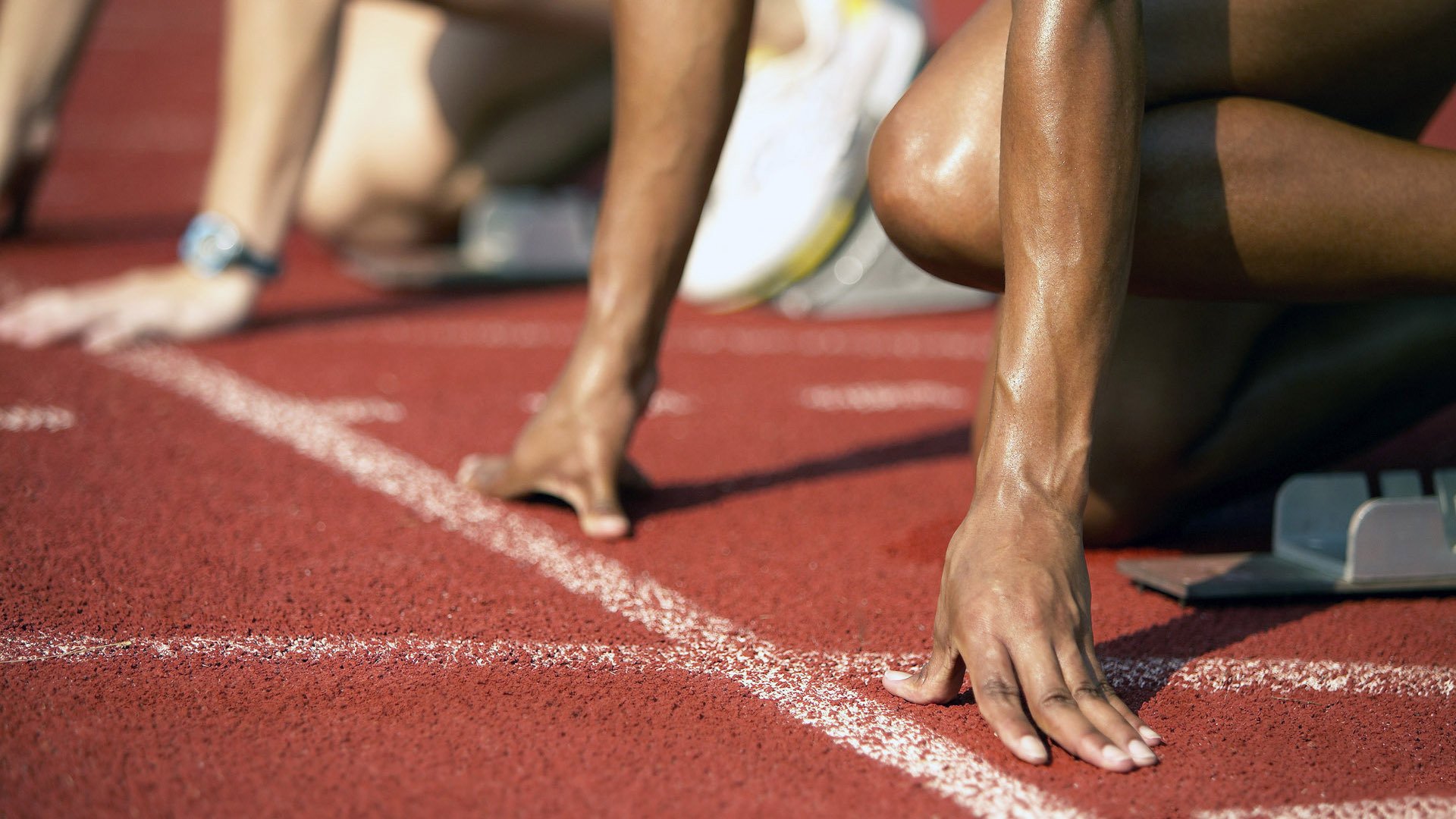 赛道上的意志之战，雷诺鏖斗法拉利，诺里斯点燃赛场